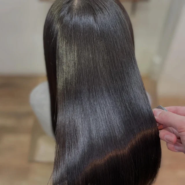 美髪に憧れない方はいませんよね。
髪が綺麗になるだけで圧倒的に女子力は上がります。
若くも見えます。
髪はそれくらい大事なものです。
あなたの大事な髪をぜひLissにお任せください。

《高濃度水素トリートメント×TOKIOトリートメント》

簡単に書くと以下のような効果になります。

・髪のクセが伸びまとまりが良くなる（癖が強い場合は伸びない）
・髪の毛にハリコシが出る(細毛、エイジング毛)
・髪がしなやかになる(太毛、硬毛)
・トップがふんわりする
・ツヤが凄い出る
・熱に強い髪になる(コテやアイロンでダメージしづらい)
・ブリーチ毛でも効果を実感できる　　
・回数を重ねれば重ねるほど、仕上がりと持ちが良くなる

※酸熱トリートメントではありません。
※くせ毛がストレートになるわけではありません。

デメリットがほぼないことが最大のポイントです。

通常のトリートメントよりも持ちがよく
１度の施術で実感しやすく
酸熱トリートメントのように臭わなく
酸熱トリートメントのように失敗するとチリチリになったりもなく
カラーとの相性も良い

デメリットは
・時間が少しかかる
・原価が高い

という点のみです。

やればやるほどきれいな髪の毛になります。

~本気のケアで貴女らしさを~
完全マンツーマン×プライベートサロン Liss 恵比寿
・
・
Liss(リス)は髪を綺麗にしたい女性のためのサロンです。
しっかりと安心してお任せ頂けるよう
マンツーマンでの施術であなたの髪を綺麗に致します。
・
・
Lissはアシスタントは採用せず、スタイリストのみのサロンとなり、担当者が入れ替わることはありません。
・
・
しっかりとお客様一人一人と向き合い、お悩みやご要望を聞かせていただいています。
・
業界最高級の薬剤を使用して、髪へのダメージを大幅に軽減しています。
・
・
ブリーチを使用することは少なく、美髪になるためのサロンとなります。
・
・
ご予約はトップページから可能です。
・
・
【営業時間】
平日・土曜11:00〜21:00
日曜・祝日11:00〜20:00
・
・
【アクセス】
恵比寿駅徒歩3分
HPに画像付きでサロンまでの歩き方があります。

 #縮毛矯正東京 #ロング #ヘアー #縮毛矯正 #トリートメント 水素トリートメント 髪 キューティクル ダメージケア 髪質改善 美髪 美容好きな人と繋がりたい ストレートヘア ストレートパーマ くせ毛 ナチュラルストレート ストレート ヘアトリートメント イルミナ TOKIOトリートメント ダメージレス 髪質変化 アディクシー アディクシーカラー ブリーチなし Liss恵比寿 リス恵比寿 恵比寿美容室 広尾