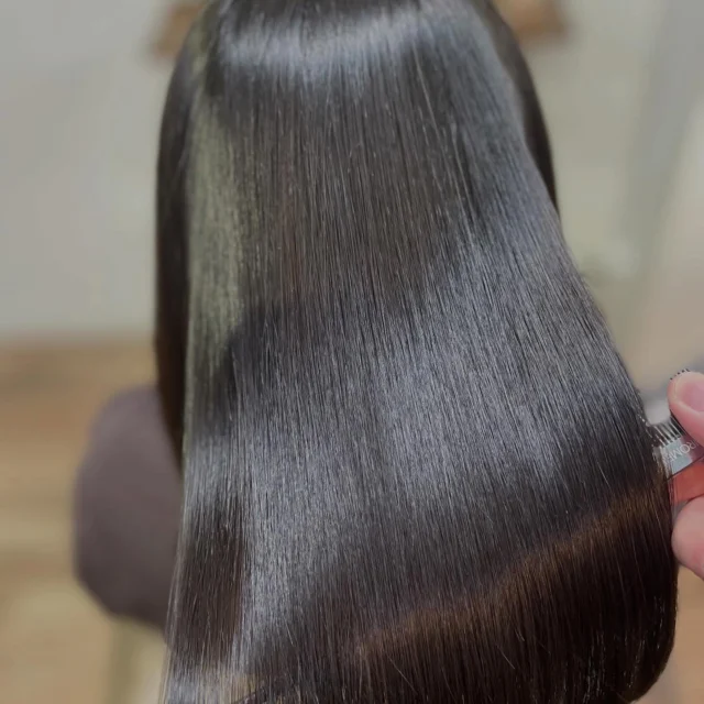 ダメージや年齢によるうねり、広がりは高濃度水素トリートメント。
元々のクセ毛は縮毛矯正。
ブリーチ毛で無い限り、必ず綺麗な髪になります。

《高濃度水素トリートメント×TOKIOトリートメント》

簡単に書くと以下のような効果になります。

・髪のクセが伸びまとまりが良くなる（癖が強い場合は伸びない）
・髪の毛にハリコシが出る(細毛、エイジング毛)
・髪がしなやかになる(太毛、硬毛)
・トップがふんわりする
・ツヤが凄い出る
・熱に強い髪になる(コテやアイロンでダメージしづらい)
・ブリーチ毛でも効果を実感できる　　
・回数を重ねれば重ねるほど、仕上がりと持ちが良くなる

※酸熱トリートメントではありません。
※くせ毛がストレートになるわけではありません。

デメリットがほぼないことが最大のポイントです。

通常のトリートメントよりも持ちがよく
１度の施術で実感しやすく
酸熱トリートメントのように臭わなく
酸熱トリートメントのように失敗するとチリチリになったりもなく
カラーとの相性も良い

デメリットは
・時間が少しかかる
・原価が高い

という点のみです。

やればやるほどきれいな髪の毛になります。

~本気のケアで貴女らしさを~
完全マンツーマン×プライベートサロン Liss 恵比寿
・
・
Liss(リス)は髪を綺麗にしたい女性のためのサロンです。
しっかりと安心してお任せ頂けるよう
マンツーマンでの施術であなたの髪を綺麗に致します。
・
・
Lissはアシスタントは採用せず、スタイリストのみのサロンとなり、担当者が入れ替わることはありません。
・
・
しっかりとお客様一人一人と向き合い、お悩みやご要望を聞かせていただいています。
・
業界最高級の薬剤を使用して、髪へのダメージを大幅に軽減しています。
・
・
ブリーチを使用することは少なく、美髪になるためのサロンとなります。
・
・
ご予約はトップページから可能です。
・
・
【営業時間】
平日・土曜11:00〜21:00
日曜・祝日11:00〜20:00
・
・
【アクセス】
恵比寿駅徒歩3分
HPに画像付きでサロンまでの歩き方があります。

 #縮毛矯正東京 #ロング #ヘアー #縮毛矯正 #トリートメント 水素トリートメント 髪 キューティクル ダメージケア 髪質改善 美髪 美容好きな人と繋がりたい ストレートヘア ストレートパーマ くせ毛 ナチュラルストレート ストレート ヘアトリートメント イルミナ TOKIOトリートメント ダメージレス 髪質変化 アディクシー アディクシーカラー ブリーチなし Liss恵比寿 リス恵比寿 恵比寿美容室 広尾