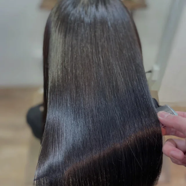 美髪に憧れない方はいませんよね。
髪が綺麗になるだけで圧倒的に女子力は上がります。
若くも見えます。
髪はそれくらい大事なものです。
あなたの大事な髪をぜひLissにお任せください。

《高濃度水素トリートメント×TOKIOトリートメント》

簡単に書くと以下のような効果になります。

・髪のクセが伸びまとまりが良くなる（癖が強い場合は伸びない）
・髪の毛にハリコシが出る(細毛、エイジング毛)
・髪がしなやかになる(太毛、硬毛)
・トップがふんわりする
・ツヤが凄い出る
・熱に強い髪になる(コテやアイロンでダメージしづらい)
・ブリーチ毛でも効果を実感できる　　
・回数を重ねれば重ねるほど、仕上がりと持ちが良くなる

※酸熱トリートメントではありません。
※くせ毛がストレートになるわけではありません。

デメリットがほぼないことが最大のポイントです。

通常のトリートメントよりも持ちがよく
１度の施術で実感しやすく
酸熱トリートメントのように臭わなく
酸熱トリートメントのように失敗するとチリチリになったりもなく
カラーとの相性も良い

デメリットは
・時間が少しかかる
・原価が高い

という点のみです。

やればやるほどきれいな髪の毛になります。

~本気のケアで貴女らしさを~
完全マンツーマン×プライベートサロン Liss 恵比寿
・
・
Liss(リス)は髪を綺麗にしたい女性のためのサロンです。
しっかりと安心してお任せ頂けるよう
マンツーマンでの施術であなたの髪を綺麗に致します。
・
・
Lissはアシスタントは採用せず、スタイリストのみのサロンとなり、担当者が入れ替わることはありません。
・
・
しっかりとお客様一人一人と向き合い、お悩みやご要望を聞かせていただいています。
・
業界最高級の薬剤を使用して、髪へのダメージを大幅に軽減しています。
・
・
ブリーチを使用することは少なく、美髪になるためのサロンとなります。
・
・
ご予約はトップページから可能です。
・
・
【営業時間】
平日・土曜11:00〜21:00
日曜・祝日11:00〜20:00
・
・
【アクセス】
恵比寿駅徒歩3分
HPに画像付きでサロンまでの歩き方があります。