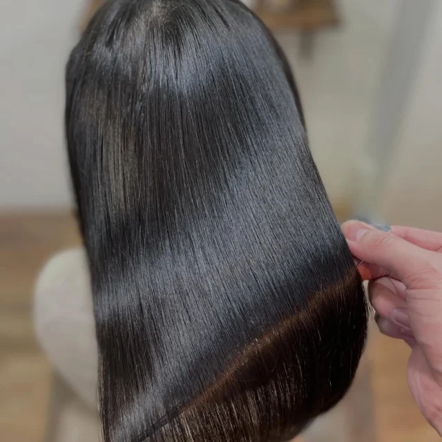 諦めていた髪も、最適な施術をして、時間をかければ綺麗になります。
どうなりたいのか、何ができるのか、でカウンセリングで話し合って決めていきましょう。
全てのお客様に綺麗な髪と笑顔をお届けできるように。

《高濃度水素トリートメント×TOKIOトリートメント》

簡単に書くと以下のような効果になります。

・髪のクセが伸びまとまりが良くなる（癖が強い場合は伸びない）
・髪の毛にハリコシが出る(細毛、エイジング毛)
・髪がしなやかになる(太毛、硬毛)
・トップがふんわりする
・ツヤが凄い出る
・熱に強い髪になる(コテやアイロンでダメージしづらい)
・ブリーチ毛でも効果を実感できる　　
・回数を重ねれば重ねるほど、仕上がりと持ちが良くなる

※酸熱トリートメントではありません。
※くせ毛がストレートになるわけではありません。

デメリットがほぼないことが最大のポイントです。

通常のトリートメントよりも持ちがよく
１度の施術で実感しやすく
酸熱トリートメントのように臭わなく
酸熱トリートメントのように失敗するとチリチリになったりもなく
カラーとの相性も良い

デメリットは
・時間が少しかかる
・原価が高い

という点のみです。

やればやるほどきれいな髪の毛になります。

~本気のケアで貴女らしさを~
完全マンツーマン×プライベートサロン Liss 恵比寿
・
・
Liss(リス)は髪を綺麗にしたい女性のためのサロンです。
しっかりと安心してお任せ頂けるよう
マンツーマンでの施術であなたの髪を綺麗に致します。
・
・
Lissはアシスタントは採用せず、スタイリストのみのサロンとなり、担当者が入れ替わることはありません。
・
・
しっかりとお客様一人一人と向き合い、お悩みやご要望を聞かせていただいています。
・
業界最高級の薬剤を使用して、髪へのダメージを大幅に軽減しています。
・
・
ブリーチを使用することは少なく、美髪になるためのサロンとなります。
・
・
ご予約はトップページから可能です。
・
・
【営業時間】
平日・土曜11:00〜21:00
日曜・祝日11:00〜20:00
・
・
【アクセス】
恵比寿駅徒歩3分
HPに画像付きでサロンまでの歩き方があります。