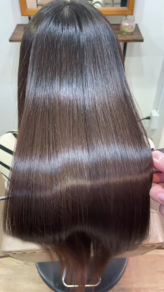 ブリーチ毛でくせ毛以外の方でしたら美髪は簡単に作れます。
ただし、髪の履歴やダメージによっては数年かかりますが、圧倒的に綺麗にすること可能です。
綺麗な髪にしたい方はぜひお待ちしております。

ㅤㅤㅤㅤㅤㅤㅤㅤㅤㅤㅤㅤㅤㅤㅤㅤㅤㅤㅤㅤㅤㅤㅤㅤㅤㅤ

《高濃度水素トリートメント×TOKIOトリートメント》

簡単に書くと以下のような効果になります。

・髪のクセが伸びまとまりが良くなる（癖が強い場合は伸びない）
・髪の毛にハリコシが出る(細毛、エイジング毛)
・髪がしなやかになる(太毛、硬毛)
・トップがふんわりする
・ツヤが凄い出る
・熱に強い髪になる(コテやアイロンでダメージしづらい)
・ブリーチ毛でも効果を実感できる　　
・回数を重ねれば重ねるほど、仕上がりと持ちが良くなる

※酸熱トリートメントではありません。
※くせ毛がストレートになるわけではありません。

デメリットがほぼないことが最大のポイントです。

通常のトリートメントよりも持ちがよく
１度の施術で実感しやすく
酸熱トリートメントのように臭わなく
酸熱トリートメントのように失敗するとチリチリになったりもなく
カラーとの相性も良い

デメリットは
・時間が少しかかる
・原価が高い

という点のみです。

やればやるほどきれいな髪の毛になります。

~本気のケアで貴女らしさを~
完全マンツーマン×プライベートサロン�Liss 恵比寿
・
・
Liss(リス)は髪を綺麗にしたい女性のためのサロンです。
しっかりと安心してお任せ頂けるよう
マンツーマンでの施術であなたの髪を綺麗に致します。
・
・
Lissはアシスタントは採用せず、スタイリストのみのサロンとなり、担当者が入れ替わることはありません。
・
・
しっかりとお客様一人一人と向き合い、お悩みやご要望を聞かせていただいています。
・
業界最高級の薬剤を使用して、髪へのダメージを大幅に軽減しています。
・
・
ブリーチを使用することは少なく、美髪になるためのサロンとなります。
・
・
ご予約はトップページから可能です。
・
・
【営業時間】
平日・土曜11:00〜21:00
日曜・祝日11:00〜20:00
・
・
【アクセス】
恵比寿駅徒歩3分
HPに画像付きでサロンまでの歩き方があります。