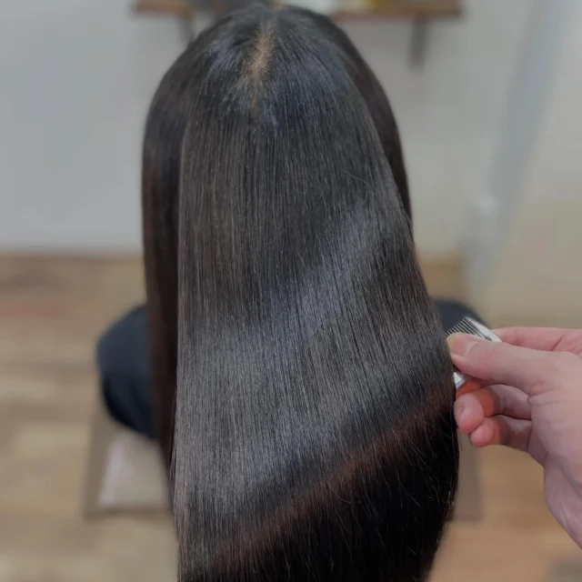 ハイダメージ毛でない限り、必ず綺麗な髪になる方法はあります。
あなたのお悩みをお伝えください。
あなただけの美髪プランを考えます。

《高濃度水素トリートメント×TOKIOトリートメント》

簡単に書くと以下のような効果になります。

・髪のクセが伸びまとまりが良くなる（癖が強い場合は伸びない）
・髪の毛にハリコシが出る(細毛、エイジング毛)
・髪がしなやかになる(太毛、硬毛)
・トップがふんわりする
・ツヤが凄い出る
・熱に強い髪になる(コテやアイロンでダメージしづらい)
・ブリーチ毛でも効果を実感できる　　
・回数を重ねれば重ねるほど、仕上がりと持ちが良くなる

※酸熱トリートメントではありません。
※くせ毛がストレートになるわけではありません。

デメリットがほぼないことが最大のポイントです。

通常のトリートメントよりも持ちがよく
１度の施術で実感しやすく
酸熱トリートメントのように臭わなく
酸熱トリートメントのように失敗するとチリチリになったりもなく
カラーとの相性も良い

デメリットは
・時間が少しかかる
・原価が高い

という点のみです。

やればやるほどきれいな髪の毛になります。

~本気のケアで貴女らしさを~
完全マンツーマン×プライベートサロン Liss 恵比寿
・
・
Liss(リス)は髪を綺麗にしたい女性のためのサロンです。
しっかりと安心してお任せ頂けるよう
マンツーマンでの施術であなたの髪を綺麗に致します。
・
・
Lissはアシスタントは採用せず、スタイリストのみのサロンとなり、担当者が入れ替わることはありません。
・
・
しっかりとお客様一人一人と向き合い、お悩みやご要望を聞かせていただいています。
・
業界最高級の薬剤を使用して、髪へのダメージを大幅に軽減しています。
・
・
ブリーチを使用することは少なく、美髪になるためのサロンとなります。
・
・
ご予約はトップページから可能です。
・
・
【営業時間】
平日・土曜11:00〜21:00
日曜・祝日11:00〜20:00
・
・
【アクセス】
恵比寿駅徒歩3分
HPに画像付きでサロンまでの歩き方があります。