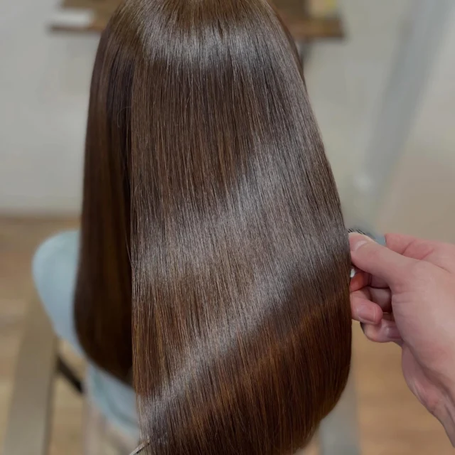 髪が綺麗に見えないのにはいくつか理由があります。
その原因を突き止めて、改善することによって美髪にすることが可能です。
美髪に必要な施術をしましょう。

《高濃度水素トリートメント×TOKIOトリートメント》

簡単に書くと以下のような効果になります。

・髪のクセが伸びまとまりが良くなる（癖が強い場合は伸びない）
・髪の毛にハリコシが出る(細毛、エイジング毛)
・髪がしなやかになる(太毛、硬毛)
・トップがふんわりする
・ツヤが凄い出る
・熱に強い髪になる(コテやアイロンでダメージしづらい)
・ブリーチ毛でも効果を実感できる　　
・回数を重ねれば重ねるほど、仕上がりと持ちが良くなる

※酸熱トリートメントではありません。
※くせ毛がストレートになるわけではありません。

デメリットがほぼないことが最大のポイントです。

通常のトリートメントよりも持ちがよく
１度の施術で実感しやすく
酸熱トリートメントのように臭わなく
酸熱トリートメントのように失敗するとチリチリになったりもなく
カラーとの相性も良い

デメリットは
・時間が少しかかる
・原価が高い

という点のみです。

やればやるほどきれいな髪の毛になります。

~本気のケアで貴女らしさを~
完全マンツーマン×プライベートサロン Liss 恵比寿
・
・
Liss(リス)は髪を綺麗にしたい女性のためのサロンです。
しっかりと安心してお任せ頂けるよう
マンツーマンでの施術であなたの髪を綺麗に致します。
・
・
Lissはアシスタントは採用せず、スタイリストのみのサロンとなり、担当者が入れ替わることはありません。
・
・
しっかりとお客様一人一人と向き合い、お悩みやご要望を聞かせていただいています。
・
業界最高級の薬剤を使用して、髪へのダメージを大幅に軽減しています。
・
・
ブリーチを使用することは少なく、美髪になるためのサロンとなります。
・
・
ご予約はトップページから可能です。
・
・
【営業時間】
平日・土曜11:00〜21:00
日曜・祝日11:00〜20:00
・
・
【アクセス】
恵比寿駅徒歩3分
HPに画像付きでサロンまでの歩き方があります。