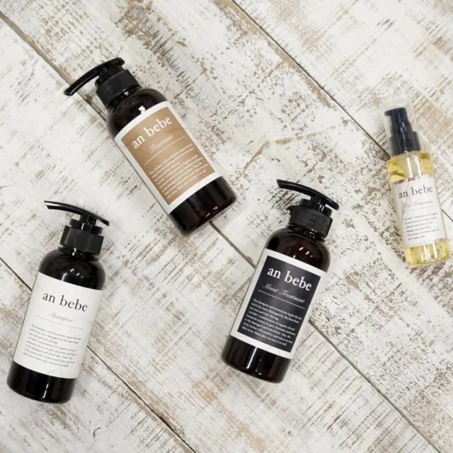 驚きは 数日後にやってくる
ㅤㅤㅤㅤㅤㅤㅤㅤㅤㅤㅤㅤㅤ
@anbebe.tokyo

「お客様の髪を綺麗にしたい」
 
“anbebe”は
そんなヘアサロンの強い想いから
生まれたブランドです。
 
毎日、髪とかかわる私たちだからこそ
知っていることがあります。
 
それは 
毎日のヘアケアを司る
シャンプーとトリートメントを変えるだけで
髪は確実に美しくなること。
 
美容師としての知識と経験で
成分を厳選し
洗浄力・使用感・実感のすべてにおいて　
理想を追求した
ヘアケアシリーズが誕生。
 
さらに
香りにこだわり
心をときほぐすような
バスタイムをお届けします。
 
全てのお客様に「美しい髪」を
anbebeと共に
ㅤㅤㅤㅤㅤㅤㅤㅤㅤㅤㅤㅤㅤ

《シャンプー》
一瞬で心を奪われる、未体験の使いココチ。
泡立ちがよく、きしみを知らずの、みずみずしい仕上がりが秀逸。
使えば使うほど、髪が喜ぶ、自分史上最高の頼れるシャンプー。

《トリートメント》
キレイになれる、期待感を与えてくれるトリートメント。
なじみがよく、髪本来の美しさが蘇ります。
翌朝は、艶とまとまりが格段にアップ！

《モイストトリートメント》
厳選された天然由来成分のパワーをダイレクトに感じる逸品。
心に溶け込むような香りが上品な余韻を残します。
熱を味方につけ、揺らいだ髪に自信を！

《洗い流さないオイルトリートメント》
15種類の天然パワーが凝縮した一滴。
みずみずしく溶け込み、美しい質感を演出します。
艶もハリも手に入る、隙のないオイルトリートメント。