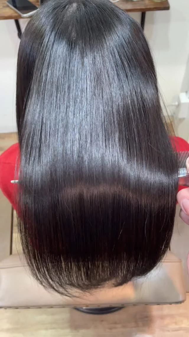 髪を綺麗にすることは諦めなくて大丈夫です。
余程ハイダメージもう出ない限り、美髪にすることは可能です。
美容師は髪を綺麗にすることが仕事でやりがいです。
ぜひお任せください。

ㅤㅤㅤㅤㅤㅤㅤㅤㅤㅤㅤㅤㅤㅤㅤㅤㅤㅤㅤㅤㅤㅤㅤㅤㅤㅤ

《高濃度水素トリートメント×TOKIOトリートメント》

簡単に書くと以下のような効果になります。

・髪のクセが伸びまとまりが良くなる（癖が強い場合は伸びない）
・髪の毛にハリコシが出る(細毛、エイジング毛)
・髪がしなやかになる(太毛、硬毛)
・トップがふんわりする
・ツヤが凄い出る
・熱に強い髪になる(コテやアイロンでダメージしづらい)
・ブリーチ毛でも効果を実感できる　　
・回数を重ねれば重ねるほど、仕上がりと持ちが良くなる

※酸熱トリートメントではありません。
※くせ毛がストレートになるわけではありません。

デメリットがほぼないことが最大のポイントです。

通常のトリートメントよりも持ちがよく
１度の施術で実感しやすく
酸熱トリートメントのように臭わなく
酸熱トリートメントのように失敗するとチリチリになったりもなく
カラーとの相性も良い

デメリットは
・時間が少しかかる
・原価が高い

という点のみです。

やればやるほどきれいな髪の毛になります。

~本気のケアで貴女らしさを~
完全マンツーマン×プライベートサロン�Liss 恵比寿
・
・
Liss(リス)は髪を綺麗にしたい女性のためのサロンです。
しっかりと安心してお任せ頂けるよう
マンツーマンでの施術であなたの髪を綺麗に致します。
・
・
Lissはアシスタントは採用せず、スタイリストのみのサロンとなり、担当者が入れ替わることはありません。
・
・
しっかりとお客様一人一人と向き合い、お悩みやご要望を聞かせていただいています。
・
業界最高級の薬剤を使用して、髪へのダメージを大幅に軽減しています。
・
・
ブリーチを使用することは少なく、美髪になるためのサロンとなります。
・
・
ご予約はトップページから可能です。
・
・
【営業時間】
平日・土曜11:00〜21:00
日曜・祝日11:00〜20:00
・
・
【アクセス】
恵比寿駅徒歩3分
HPに画像付きでサロンまでの歩き方があります。

 #縮毛矯正東京 #ロング #ヘアー #縮毛矯正 #トリートメント 水素トリートメント 髪 キューティクル ダメージケア 髪質改善 美髪 美容好きな人と繋がりたい ストレートヘア ストレートパーマ くせ毛 ナチュラルストレート ストレート ヘアトリートメント イルミナ TOKIOトリートメント ダメージレス 髪質変化 アディクシー アディクシーカラー ブリーチなし Liss恵比寿 リス恵比寿 恵比寿美容室 広尾