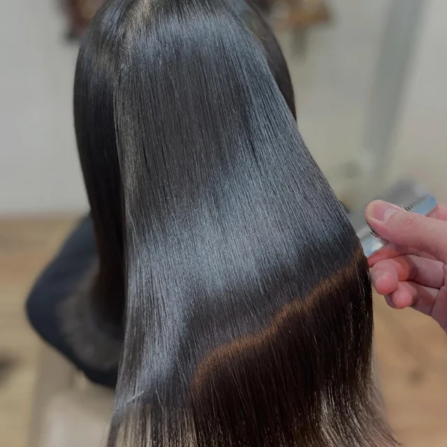 クセがある方は縮毛矯正をお勧めいたします。
クセがない方けど、ダメージが気になる方はトリートメントやカットをお勧めいたします。
何が必要なのか？を見極めてご提案させていただきます。
綺麗な髪になるお手伝いをさせてください。

《高濃度水素トリートメント×TOKIOトリートメント》

簡単に書くと以下のような効果になります。

・髪のクセが伸びまとまりが良くなる（癖が強い場合は伸びない）
・髪の毛にハリコシが出る(細毛、エイジング毛)
・髪がしなやかになる(太毛、硬毛)
・トップがふんわりする
・ツヤが凄い出る
・熱に強い髪になる(コテやアイロンでダメージしづらい)
・ブリーチ毛でも効果を実感できる　　
・回数を重ねれば重ねるほど、仕上がりと持ちが良くなる

※酸熱トリートメントではありません。
※くせ毛がストレートになるわけではありません。

デメリットがほぼないことが最大のポイントです。

通常のトリートメントよりも持ちがよく
１度の施術で実感しやすく
酸熱トリートメントのように臭わなく
酸熱トリートメントのように失敗するとチリチリになったりもなく
カラーとの相性も良い

デメリットは
・時間が少しかかる
・原価が高い

という点のみです。

やればやるほどきれいな髪の毛になります。

~本気のケアで貴女らしさを~
完全マンツーマン×プライベートサロン Liss 恵比寿
・
・
Liss(リス)は髪を綺麗にしたい女性のためのサロンです。
しっかりと安心してお任せ頂けるよう
マンツーマンでの施術であなたの髪を綺麗に致します。
・
・
Lissはアシスタントは採用せず、スタイリストのみのサロンとなり、担当者が入れ替わることはありません。
・
・
しっかりとお客様一人一人と向き合い、お悩みやご要望を聞かせていただいています。
・
業界最高級の薬剤を使用して、髪へのダメージを大幅に軽減しています。
・
・
ブリーチを使用することは少なく、美髪になるためのサロンとなります。
・
・
ご予約はトップページから可能です。
・
・
【営業時間】
平日・土曜11:00〜21:00
日曜・祝日11:00〜20:00
・
・
【アクセス】
恵比寿駅徒歩3分
HPに画像付きでサロンまでの歩き方があります。