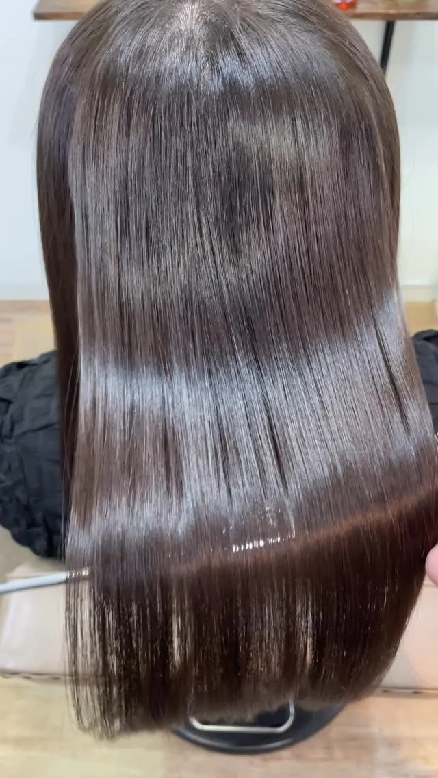 美髪になりたい方へ。
適切で必要な施術をして、ご自宅でケアをすれば誰でも綺麗な髪の毛を維持することが可能です。
必要以上にダメージさせない。
ヘアケアをする。
などなど。
必ず綺麗になります。

《高濃度水素トリートメント×TOKIOトリートメント》

簡単に書くと以下のような効果になります。

・髪のクセが伸びまとまりが良くなる（癖が強い場合は伸びない）
・髪の毛にハリコシが出る(細毛、エイジング毛)
・髪がしなやかになる(太毛、硬毛)
・トップがふんわりする
・ツヤが凄い出る
・熱に強い髪になる(コテやアイロンでダメージしづらい)
・ブリーチ毛でも効果を実感できる　　
・回数を重ねれば重ねるほど、仕上がりと持ちが良くなる

※酸熱トリートメントではありません。
※くせ毛がストレートになるわけではありません。

デメリットがほぼないことが最大のポイントです。

通常のトリートメントよりも持ちがよく
１度の施術で実感しやすく
酸熱トリートメントのように臭わなく
酸熱トリートメントのように失敗するとチリチリになったりもなく
カラーとの相性も良い

デメリットは
・時間が少しかかる
・原価が高い

という点のみです。

やればやるほどきれいな髪の毛になります。

~本気のケアで貴女らしさを~
完全マンツーマン×プライベートサロン�Liss 恵比寿
・
・
Liss(リス)は髪を綺麗にしたい女性のためのサロンです。
しっかりと安心してお任せ頂けるよう
マンツーマンでの施術であなたの髪を綺麗に致します。
・
・
Lissはアシスタントは採用せず、スタイリストのみのサロンとなり、担当者が入れ替わることはありません。
・
・
しっかりとお客様一人一人と向き合い、お悩みやご要望を聞かせていただいています。
・
業界最高級の薬剤を使用して、髪へのダメージを大幅に軽減しています。
・
・
ブリーチを使用することは少なく、美髪になるためのサロンとなります。
・
・
ご予約はトップページから可能です。
・
・
【営業時間】
平日・土曜11:00〜21:00
日曜・祝日11:00〜20:00
・
・
【アクセス】
恵比寿駅徒歩3分
HPに画像付きでサロンまでの歩き方があります。