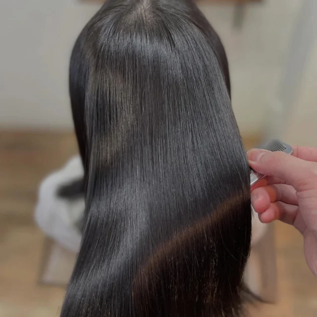 縮毛矯正とトリートメントで髪が綺麗になります。
ブリーチ毛でない限り必ず綺麗になります。
他店で美髪にならなかった方、お任せください。
髪にあった適切な施術内容をすれば、必ず綺麗になります。

《高濃度水素トリートメント×TOKIOトリートメント》

簡単に書くと以下のような効果になります。

・髪のクセが伸びまとまりが良くなる（癖が強い場合は伸びない）
・髪の毛にハリコシが出る(細毛、エイジング毛)
・髪がしなやかになる(太毛、硬毛)
・トップがふんわりする
・ツヤが凄い出る
・熱に強い髪になる(コテやアイロンでダメージしづらい)
・ブリーチ毛でも効果を実感できる　　
・回数を重ねれば重ねるほど、仕上がりと持ちが良くなる

※酸熱トリートメントではありません。
※くせ毛がストレートになるわけではありません。

デメリットがほぼないことが最大のポイントです。

通常のトリートメントよりも持ちがよく
１度の施術で実感しやすく
酸熱トリートメントのように臭わなく
酸熱トリートメントのように失敗するとチリチリになったりもなく
カラーとの相性も良い

デメリットは
・時間が少しかかる
・原価が高い

という点のみです。

やればやるほどきれいな髪の毛になります。

~本気のケアで貴女らしさを~
完全マンツーマン×プライベートサロン Liss 恵比寿
・
・
Liss(リス)は髪を綺麗にしたい女性のためのサロンです。
しっかりと安心してお任せ頂けるよう
マンツーマンでの施術であなたの髪を綺麗に致します。
・
・
Lissはアシスタントは採用せず、スタイリストのみのサロンとなり、担当者が入れ替わることはありません。
・
・
しっかりとお客様一人一人と向き合い、お悩みやご要望を聞かせていただいています。
・
業界最高級の薬剤を使用して、髪へのダメージを大幅に軽減しています。
・
・
ブリーチを使用することは少なく、美髪になるためのサロンとなります。
・
・
ご予約はトップページから可能です。
・
・
【営業時間】
平日・土曜11:00〜21:00
日曜・祝日11:00〜20:00
・
・
【アクセス】
恵比寿駅徒歩3分
HPに画像付きでサロンまでの歩き方があります。
