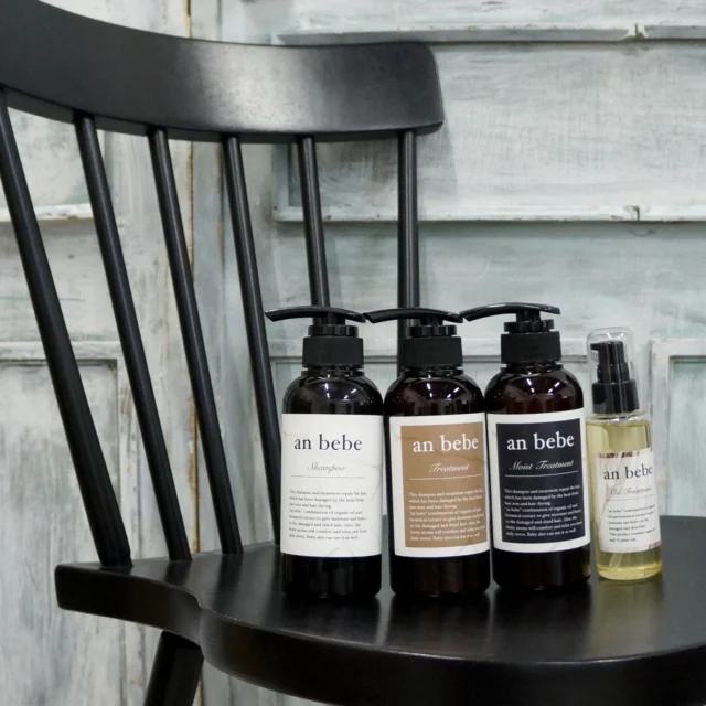 驚きは 数日後にやってくる
ㅤㅤㅤㅤㅤㅤㅤㅤㅤㅤㅤㅤㅤ
@anbebe.tokyo

「お客様の髪を綺麗にしたい」
 
“anbebe”は
そんなヘアサロンの強い想いから
生まれたブランドです。
 
毎日、髪とかかわる私たちだからこそ
知っていることがあります。
 
それは 
毎日のヘアケアを司る
シャンプーとトリートメントを変えるだけで
髪は確実に美しくなること。
 
美容師としての知識と経験で
成分を厳選し
洗浄力・使用感・実感のすべてにおいて　
理想を追求した
ヘアケアシリーズが誕生。
 
さらに
香りにこだわり
心をときほぐすような
バスタイムをお届けします。
 
全てのお客様に「美しい髪」を
anbebeと共に
ㅤㅤㅤㅤㅤㅤㅤㅤㅤㅤㅤㅤㅤ

《シャンプー》
一瞬で心を奪われる、未体験の使いココチ。
泡立ちがよく、きしみを知らずの、みずみずしい仕上がりが秀逸。
使えば使うほど、髪が喜ぶ、自分史上最高の頼れるシャンプー。

《トリートメント》
キレイになれる、期待感を与えてくれるトリートメント。
なじみがよく、髪本来の美しさが蘇ります。
翌朝は、艶とまとまりが格段にアップ！

《モイストトリートメント》
厳選された天然由来成分のパワーをダイレクトに感じる逸品。
心に溶け込むような香りが上品な余韻を残します。
熱を味方につけ、揺らいだ髪に自信を！

《洗い流さないオイルトリートメント》
15種類の天然パワーが凝縮した一滴。
みずみずしく溶け込み、美しい質感を演出します。
艶もハリも手に入る、隙のないオイルトリートメント。