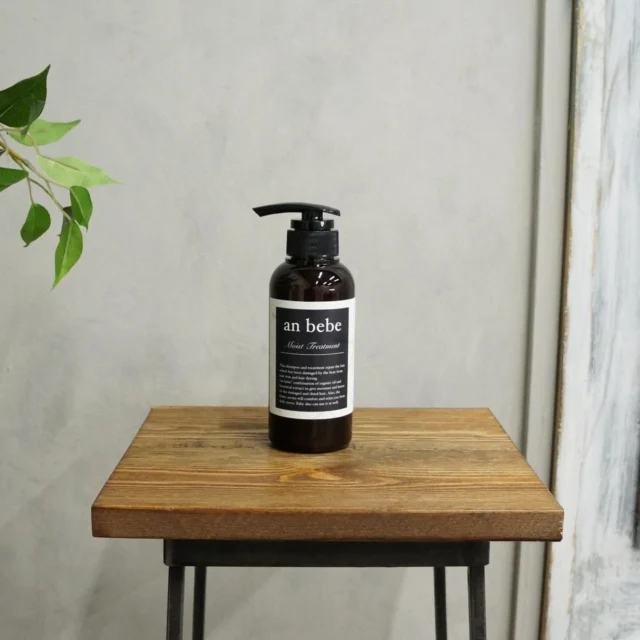 《驚きは数日後にやってくる》
ㅤㅤㅤㅤㅤㅤㅤㅤㅤㅤㅤㅤㅤ
@anbebe.tokyo

「お客様の髪を綺麗にしたい」
 
“anbebe”は
そんなヘアサロンの強い想いから
生まれたブランドです。
 
毎日、髪とかかわる私たちだからこそ
知っていることがあります。
 
それは 
毎日のヘアケアを司る
シャンプーとトリートメントを変えるだけで
髪は確実に美しくなること。
 
美容師としての知識と経験で
成分を厳選し
洗浄力・使用感・実感のすべてにおいて　
理想を追求した
ヘアケアシリーズが誕生。
 
さらに
香りにこだわり
心をときほぐすような
バスタイムをお届けします。
 
全てのお客様に「美しい髪」を
anbebeと共に
ㅤㅤㅤㅤㅤㅤㅤㅤㅤㅤㅤㅤㅤ

厳選された天然由来成分のパワーを
ダイレクトに感じる逸品。
心に溶け込むような香りが上品な余韻を残します。
熱を味方につけ、揺らいだ髪に自信を！
ㅤㅤㅤㅤㅤㅤㅤㅤㅤㅤㅤㅤㅤ

紫外線や繰り返すパーマ、ヘアカラーによるダメージや、年齢サインを感じ始めた髪に使っていただきたいトリートメント。
髪を守るために不可欠なシリコンには、揮発性、分解性に優れ、髪に残らない原料を採用。
毛髪のダメージ補修に優れた成分を贅沢に配合し、期待以上の手応えとなめらかな手触りを両立！
ハリツヤに満ちた、やわらかな髪へ。

#シャンプー #トリートメント #集中ケア #美髪 #ノンシリコン ヘアケア アミノ酸シャンプー おこもり美容 おうち美容 ダメージケア 
はちみつ ツヤ髪 美容好きな人と繋がりたい コスメ好きな人と繋がりたい ご褒美コスメ サロンシャンプー 洗い流さないトリートメント 艶髪 女磨き アウトバストリートメント 
シャンプー難民 シャンプートリートメント ヘアケア用品 ヘアケア商品 トリートメントオイル コスメ きれいな髪 anbebe anbebeシャンプー anbebeトリートメント