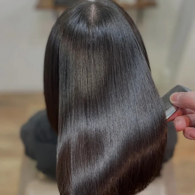ハイダメージ毛でない限り、必ず綺麗な髪になる方法はあります。
あなたのお悩みをお伝えください。
あなただけの美髪プランを考えます。

《高濃度水素トリートメント×TOKIOトリートメント》

簡単に書くと以下のような効果になります。

・髪のクセが伸びまとまりが良くなる（癖が強い場合は伸びない）
・髪の毛にハリコシが出る(細毛、エイジング毛)
・髪がしなやかになる(太毛、硬毛)
・トップがふんわりする
・ツヤが凄い出る
・熱に強い髪になる(コテやアイロンでダメージしづらい)
・ブリーチ毛でも効果を実感できる　　
・回数を重ねれば重ねるほど、仕上がりと持ちが良くなる

※酸熱トリートメントではありません。
※くせ毛がストレートになるわけではありません。

デメリットがほぼないことが最大のポイントです。

通常のトリートメントよりも持ちがよく
１度の施術で実感しやすく
酸熱トリートメントのように臭わなく
酸熱トリートメントのように失敗するとチリチリになったりもなく
カラーとの相性も良い

デメリットは
・時間が少しかかる
・原価が高い

という点のみです。

やればやるほどきれいな髪の毛になります。

~本気のケアで貴女らしさを~
完全マンツーマン×プライベートサロン Liss 恵比寿
・
・
Liss(リス)は髪を綺麗にしたい女性のためのサロンです。
しっかりと安心してお任せ頂けるよう
マンツーマンでの施術であなたの髪を綺麗に致します。
・
・
Lissはアシスタントは採用せず、スタイリストのみのサロンとなり、担当者が入れ替わることはありません。
・
・
しっかりとお客様一人一人と向き合い、お悩みやご要望を聞かせていただいています。
・
業界最高級の薬剤を使用して、髪へのダメージを大幅に軽減しています。
・
・
ブリーチを使用することは少なく、美髪になるためのサロンとなります。
・
・
ご予約はトップページから可能です。
・
・
【営業時間】
平日・土曜11:00〜21:00
日曜・祝日11:00〜20:00
・
・
【アクセス】
恵比寿駅徒歩3分
HPに画像付きでサロンまでの歩き方があります。