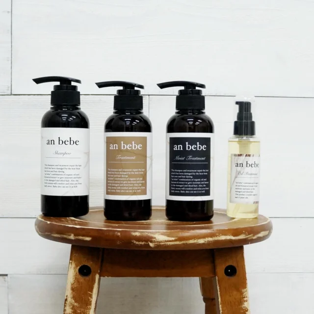 驚きは 数日後にやってくる
ㅤㅤㅤㅤㅤㅤㅤㅤㅤㅤㅤㅤㅤ
@anbebe.tokyo

「お客様の髪を綺麗にしたい」
 
“anbebe”は
そんなヘアサロンの強い想いから
生まれたブランドです。
 
毎日、髪とかかわる私たちだからこそ
知っていることがあります。
 
それは 
毎日のヘアケアを司る
シャンプーとトリートメントを変えるだけで
髪は確実に美しくなること。
 
美容師としての知識と経験で
成分を厳選し
洗浄力・使用感・実感のすべてにおいて　
理想を追求した
ヘアケアシリーズが誕生。
 
さらに
香りにこだわり
心をときほぐすような
バスタイムをお届けします。
 
全てのお客様に「美しい髪」を
anbebeと共に
ㅤㅤㅤㅤㅤㅤㅤㅤㅤㅤㅤㅤㅤ

《シャンプー》
一瞬で心を奪われる、未体験の使いココチ。
泡立ちがよく、きしみを知らずの、みずみずしい仕上がりが秀逸。
使えば使うほど、髪が喜ぶ、自分史上最高の頼れるシャンプー。

《トリートメント》
キレイになれる、期待感を与えてくれるトリートメント。
なじみがよく、髪本来の美しさが蘇ります。
翌朝は、艶とまとまりが格段にアップ！

《モイストトリートメント》
厳選された天然由来成分のパワーをダイレクトに感じる逸品。
心に溶け込むような香りが上品な余韻を残します。
熱を味方につけ、揺らいだ髪に自信を！

《洗い流さないオイルトリートメント》
15種類の天然パワーが凝縮した一滴。
みずみずしく溶け込み、美しい質感を演出します。
艶もハリも手に入る、隙のないオイルトリートメント。
