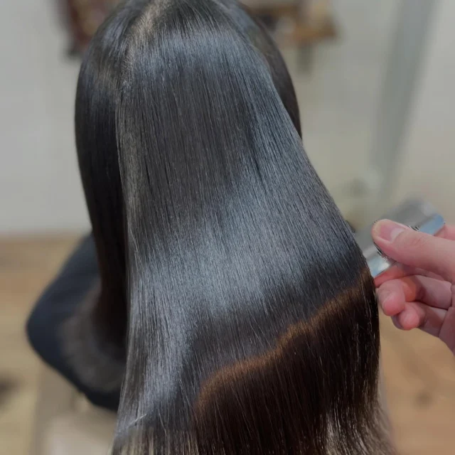 綺麗な髪になりたい方、Lissにお任せください。
施術履歴などにもより時間はかかるかもしれませんが、美髪は必ず作れます。
適切な施術とご自宅での髪の扱い方やホームケアなどで必ず綺麗になります。

《高濃度水素トリートメント×TOKIOトリートメント》

簡単に書くと以下のような効果になります。

・髪のクセが伸びまとまりが良くなる（癖が強い場合は伸びない）
・髪の毛にハリコシが出る(細毛、エイジング毛)
・髪がしなやかになる(太毛、硬毛)
・トップがふんわりする
・ツヤが凄い出る
・熱に強い髪になる(コテやアイロンでダメージしづらい)
・ブリーチ毛でも効果を実感できる　　
・回数を重ねれば重ねるほど、仕上がりと持ちが良くなる

※酸熱トリートメントではありません。
※くせ毛がストレートになるわけではありません。

デメリットがほぼないことが最大のポイントです。

通常のトリートメントよりも持ちがよく
１度の施術で実感しやすく
酸熱トリートメントのように臭わなく
酸熱トリートメントのように失敗するとチリチリになったりもなく
カラーとの相性も良い

デメリットは
・時間が少しかかる
・原価が高い

という点のみです。

やればやるほどきれいな髪の毛になります。

~本気のケアで貴女らしさを~
完全マンツーマン×プライベートサロン Liss 恵比寿
・
・
Liss(リス)は髪を綺麗にしたい女性のためのサロンです。
しっかりと安心してお任せ頂けるよう
マンツーマンでの施術であなたの髪を綺麗に致します。
・
・
Lissはアシスタントは採用せず、スタイリストのみのサロンとなり、担当者が入れ替わることはありません。
・
・
しっかりとお客様一人一人と向き合い、お悩みやご要望を聞かせていただいています。
・
業界最高級の薬剤を使用して、髪へのダメージを大幅に軽減しています。
・
・
ブリーチを使用することは少なく、美髪になるためのサロンとなります。
・
・
ご予約はトップページから可能です。
・
・
【営業時間】
平日・土曜11:00〜21:00
日曜・祝日11:00〜20:00
・
・
【アクセス】
恵比寿駅徒歩3分
HPに画像付きでサロンまでの歩き方があります。

 #縮毛矯正東京 #ロング #ヘアー #縮毛矯正 #トリートメント 水素トリートメント 髪 キューティクル ダメージケア 髪質改善 美髪 美容好きな人と繋がりたい ストレートヘア ストレートパーマ くせ毛 ナチュラルストレート ストレート ヘアトリートメント イルミナ TOKIOトリートメント ダメージレス 髪質変化 アディクシー アディクシーカラー ブリーチなし Liss恵比寿 リス恵比寿 恵比寿美容室 広尾