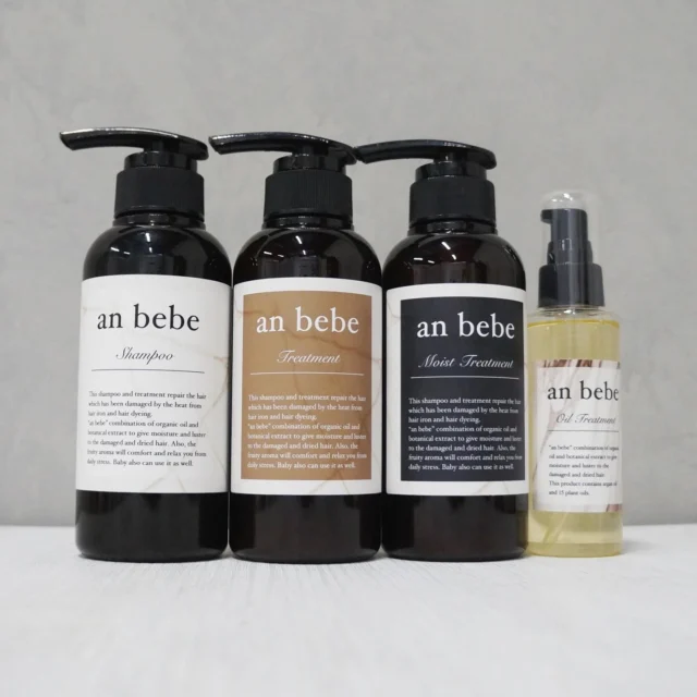 驚きは 数日後にやってくる
ㅤㅤㅤㅤㅤㅤㅤㅤㅤㅤㅤㅤㅤ
@anbebe.tokyo

「お客様の髪を綺麗にしたい」
 
“anbebe”は
そんなヘアサロンの強い想いから
生まれたブランドです。
 
毎日、髪とかかわる私たちだからこそ
知っていることがあります。
 
それは 
毎日のヘアケアを司る
シャンプーとトリートメントを変えるだけで
髪は確実に美しくなること。
 
美容師としての知識と経験で
成分を厳選し
洗浄力・使用感・実感のすべてにおいて　
理想を追求した
ヘアケアシリーズが誕生。
 
さらに
香りにこだわり
心をときほぐすような
バスタイムをお届けします。
 
全てのお客様に「美しい髪」を
anbebeと共に
ㅤㅤㅤㅤㅤㅤㅤㅤㅤㅤㅤㅤㅤ

《シャンプー》
一瞬で心を奪われる、未体験の使いココチ。
泡立ちがよく、きしみを知らずの、みずみずしい仕上がりが秀逸。
使えば使うほど、髪が喜ぶ、自分史上最高の頼れるシャンプー。

《トリートメント》
キレイになれる、期待感を与えてくれるトリートメント。
なじみがよく、髪本来の美しさが蘇ります。
翌朝は、艶とまとまりが格段にアップ！

《モイストトリートメント》
厳選された天然由来成分のパワーをダイレクトに感じる逸品。
心に溶け込むような香りが上品な余韻を残します。
熱を味方につけ、揺らいだ髪に自信を！

《洗い流さないオイルトリートメント》
15種類の天然パワーが凝縮した一滴。
みずみずしく溶け込み、美しい質感を演出します。
艶もハリも手に入る、隙のないオイルトリートメント。
