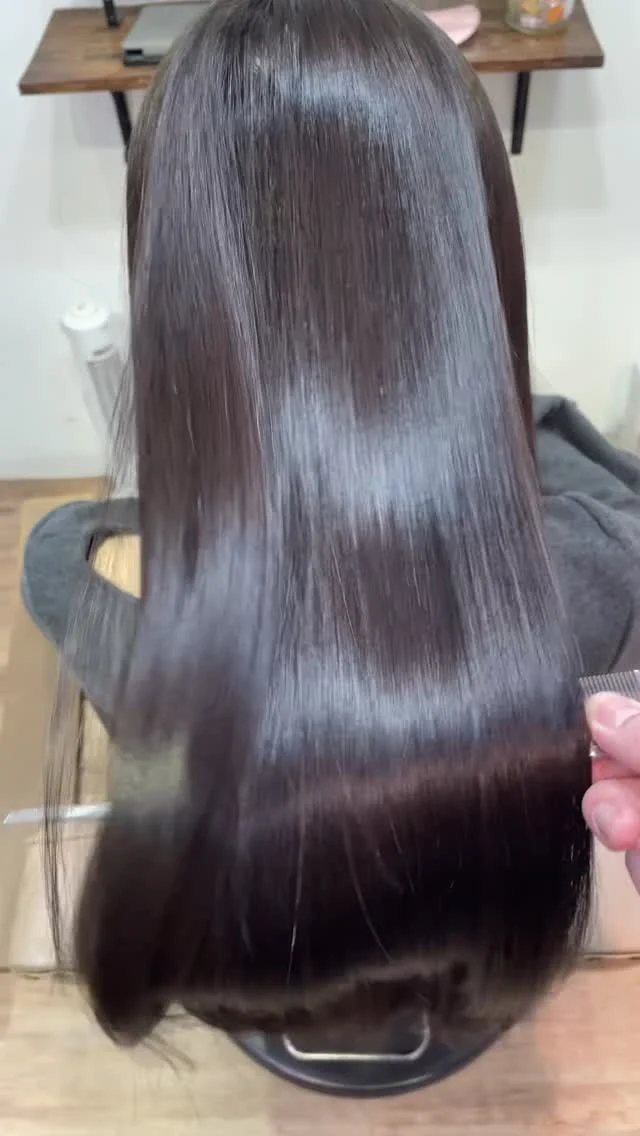 あなたの髪とあなたのライフスタイルに合わせた美髪へ。
綺麗な髪に必ずします。
ただし、1回の施術で100%は難しいです。
髪の履歴などがありますので。
ですが、通って頂くことで必ず綺麗になります。

《高濃度水素トリートメント×TOKIOトリートメント》

簡単に書くと以下のような効果になります。

・髪のクセが伸びまとまりが良くなる（癖が強い場合は伸びない）
・髪の毛にハリコシが出る(細毛、エイジング毛)
・髪がしなやかになる(太毛、硬毛)
・トップがふんわりする
・ツヤが凄い出る
・熱に強い髪になる(コテやアイロンでダメージしづらい)
・ブリーチ毛でも効果を実感できる　　
・回数を重ねれば重ねるほど、仕上がりと持ちが良くなる

※酸熱トリートメントではありません。
※くせ毛がストレートになるわけではありません。

デメリットがほぼないことが最大のポイントです。

通常のトリートメントよりも持ちがよく
１度の施術で実感しやすく
酸熱トリートメントのように臭わなく
酸熱トリートメントのように失敗するとチリチリになったりもなく
カラーとの相性も良い

デメリットは
・時間が少しかかる
・原価が高い

という点のみです。

やればやるほどきれいな髪の毛になります。

~本気のケアで貴女らしさを~
完全マンツーマン×プライベートサロン�Liss 恵比寿
・
・
Liss(リス)は髪を綺麗にしたい女性のためのサロンです。
しっかりと安心してお任せ頂けるよう
マンツーマンでの施術であなたの髪を綺麗に致します。
・
・
Lissはアシスタントは採用せず、スタイリストのみのサロンとなり、担当者が入れ替わることはありません。
・
・
しっかりとお客様一人一人と向き合い、お悩みやご要望を聞かせていただいています。
・
業界最高級の薬剤を使用して、髪へのダメージを大幅に軽減しています。
・
・
ブリーチを使用することは少なく、美髪になるためのサロンとなります。
・
・
ご予約はトップページから可能です。
・
・
【営業時間】
平日・土曜11:00〜21:00
日曜・祝日11:00〜20:00
・
・
【アクセス】
恵比寿駅徒歩3分
HPに画像付きでサロンまでの歩き方があります。