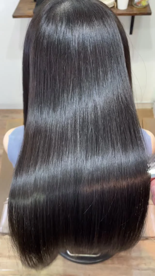 ブリーチ毛でくせ毛以外の方でしたら美髪は簡単に作れます。
ただし、髪の履歴やダメージによっては数年かかりますが、圧倒的に綺麗にすること可能です。
綺麗な髪にしたい方はぜひお待ちしております。

ㅤㅤㅤㅤㅤㅤㅤㅤㅤㅤㅤㅤㅤㅤㅤㅤㅤㅤㅤㅤㅤㅤㅤㅤㅤㅤ

《高濃度水素トリートメント×TOKIOトリートメント》

簡単に書くと以下のような効果になります。

・髪のクセが伸びまとまりが良くなる（癖が強い場合は伸びない）
・髪の毛にハリコシが出る(細毛、エイジング毛)
・髪がしなやかになる(太毛、硬毛)
・トップがふんわりする
・ツヤが凄い出る
・熱に強い髪になる(コテやアイロンでダメージしづらい)
・ブリーチ毛でも効果を実感できる　　
・回数を重ねれば重ねるほど、仕上がりと持ちが良くなる

※酸熱トリートメントではありません。
※くせ毛がストレートになるわけではありません。

デメリットがほぼないことが最大のポイントです。

通常のトリートメントよりも持ちがよく
１度の施術で実感しやすく
酸熱トリートメントのように臭わなく
酸熱トリートメントのように失敗するとチリチリになったりもなく
カラーとの相性も良い

デメリットは
・時間が少しかかる
・原価が高い

という点のみです。

やればやるほどきれいな髪の毛になります。

~本気のケアで貴女らしさを~
完全マンツーマン×プライベートサロン�Liss 恵比寿
・
・
Liss(リス)は髪を綺麗にしたい女性のためのサロンです。
しっかりと安心してお任せ頂けるよう
マンツーマンでの施術であなたの髪を綺麗に致します。
・
・
Lissはアシスタントは採用せず、スタイリストのみのサロンとなり、担当者が入れ替わることはありません。
・
・
しっかりとお客様一人一人と向き合い、お悩みやご要望を聞かせていただいています。
・
業界最高級の薬剤を使用して、髪へのダメージを大幅に軽減しています。
・
・
ブリーチを使用することは少なく、美髪になるためのサロンとなります。
・
・
ご予約はトップページから可能です。
・
・
【営業時間】
平日・土曜11:00〜21:00
日曜・祝日11:00〜20:00
・
・
【アクセス】
恵比寿駅徒歩3分
HPに画像付きでサロンまでの歩き方があります。