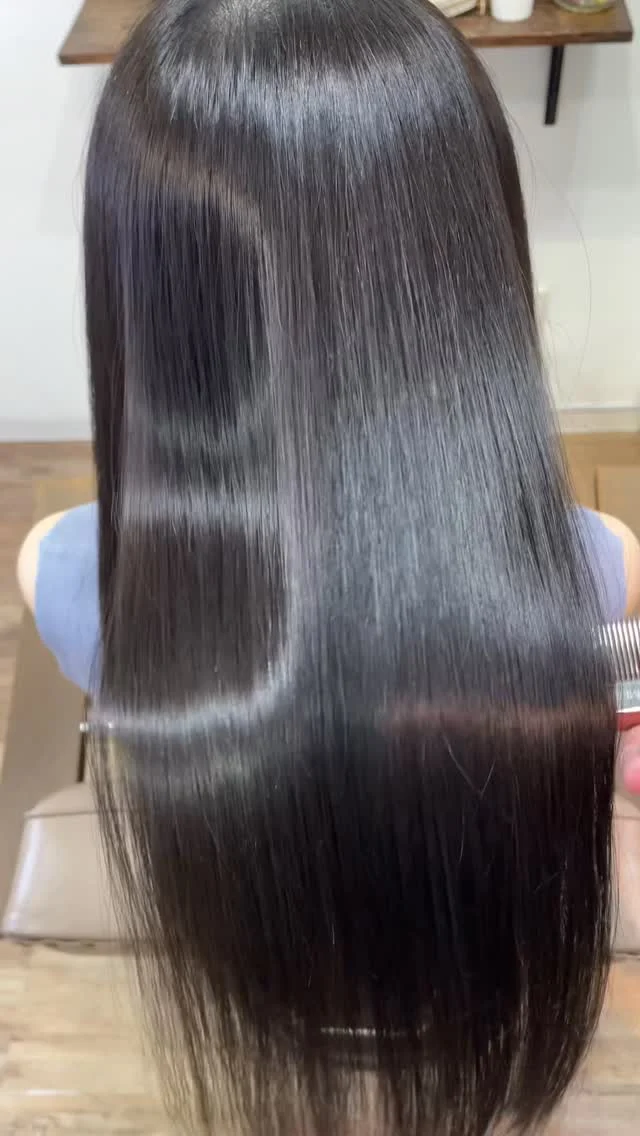 美髪は諦めないでいい。
綺麗な髪にすることは簡単です。
必要な施術をするだけ。
（※ご自宅での髪の扱い方はマスト）
全ての方が美髪を楽しめますように。

《高濃度水素トリートメント×TOKIOトリートメント》

簡単に書くと以下のような効果になります。

・髪のクセが伸びまとまりが良くなる（癖が強い場合は伸びない）
・髪の毛にハリコシが出る(細毛、エイジング毛)
・髪がしなやかになる(太毛、硬毛)
・トップがふんわりする
・ツヤが凄い出る
・熱に強い髪になる(コテやアイロンでダメージしづらい)
・ブリーチ毛でも効果を実感できる　　
・回数を重ねれば重ねるほど、仕上がりと持ちが良くなる

※酸熱トリートメントではありません。
※くせ毛がストレートになるわけではありません。

デメリットがほぼないことが最大のポイントです。

通常のトリートメントよりも持ちがよく
１度の施術で実感しやすく
酸熱トリートメントのように臭わなく
酸熱トリートメントのように失敗するとチリチリになったりもなく
カラーとの相性も良い

デメリットは
・時間が少しかかる
・原価が高い

という点のみです。

やればやるほどきれいな髪の毛になります。

~本気のケアで貴女らしさを~
完全マンツーマン×プライベートサロン�Liss 恵比寿
・
・
Liss(リス)は髪を綺麗にしたい女性のためのサロンです。
しっかりと安心してお任せ頂けるよう
マンツーマンでの施術であなたの髪を綺麗に致します。
・
・
Lissはアシスタントは採用せず、スタイリストのみのサロンとなり、担当者が入れ替わることはありません。
・
・
しっかりとお客様一人一人と向き合い、お悩みやご要望を聞かせていただいています。
・
業界最高級の薬剤を使用して、髪へのダメージを大幅に軽減しています。
・
・
ブリーチを使用することは少なく、美髪になるためのサロンとなります。
・
・
ご予約はトップページから可能です。
・
・
【営業時間】
平日・土曜11:00〜21:00
日曜・祝日11:00〜20:00
・
・
【アクセス】
恵比寿駅徒歩3分
HPに画像付きでサロンまでの歩き方があります。