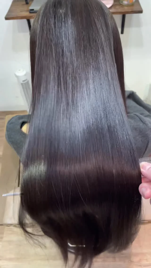 髪を綺麗にすることは諦めなくて大丈夫です。
余程ハイダメージもう出ない限り、美髪にすることは可能です。
美容師は髪を綺麗にすることが仕事でやりがいです。
ぜひお任せください。

ㅤㅤㅤㅤㅤㅤㅤㅤㅤㅤㅤㅤㅤㅤㅤㅤㅤㅤㅤㅤㅤㅤㅤㅤㅤㅤ

《高濃度水素トリートメント×TOKIOトリートメント》

簡単に書くと以下のような効果になります。

・髪のクセが伸びまとまりが良くなる（癖が強い場合は伸びない）
・髪の毛にハリコシが出る(細毛、エイジング毛)
・髪がしなやかになる(太毛、硬毛)
・トップがふんわりする
・ツヤが凄い出る
・熱に強い髪になる(コテやアイロンでダメージしづらい)
・ブリーチ毛でも効果を実感できる　　
・回数を重ねれば重ねるほど、仕上がりと持ちが良くなる

※酸熱トリートメントではありません。
※くせ毛がストレートになるわけではありません。

デメリットがほぼないことが最大のポイントです。

通常のトリートメントよりも持ちがよく
１度の施術で実感しやすく
酸熱トリートメントのように臭わなく
酸熱トリートメントのように失敗するとチリチリになったりもなく
カラーとの相性も良い

デメリットは
・時間が少しかかる
・原価が高い

という点のみです。

やればやるほどきれいな髪の毛になります。

~本気のケアで貴女らしさを~
完全マンツーマン×プライベートサロン�Liss 恵比寿
・
・
Liss(リス)は髪を綺麗にしたい女性のためのサロンです。
しっかりと安心してお任せ頂けるよう
マンツーマンでの施術であなたの髪を綺麗に致します。
・
・
Lissはアシスタントは採用せず、スタイリストのみのサロンとなり、担当者が入れ替わることはありません。
・
・
しっかりとお客様一人一人と向き合い、お悩みやご要望を聞かせていただいています。
・
業界最高級の薬剤を使用して、髪へのダメージを大幅に軽減しています。
・
・
ブリーチを使用することは少なく、美髪になるためのサロンとなります。
・
・
ご予約はトップページから可能です。
・
・
【営業時間】
平日・土曜11:00〜21:00
日曜・祝日11:00〜20:00
・
・
【アクセス】
恵比寿駅徒歩3分
HPに画像付きでサロンまでの歩き方があります。

 #縮毛矯正東京 #ロング #ヘアー #縮毛矯正 #トリートメント 水素トリートメント 髪 キューティクル ダメージケア 髪質改善 美髪 美容好きな人と繋がりたい ストレートヘア ストレートパーマ くせ毛 ナチュラルストレート ストレート ヘアトリートメント イルミナ TOKIOトリートメント ダメージレス 髪質変化 アディクシー アディクシーカラー ブリーチなし Liss恵比寿 リス恵比寿 恵比寿美容室 広尾