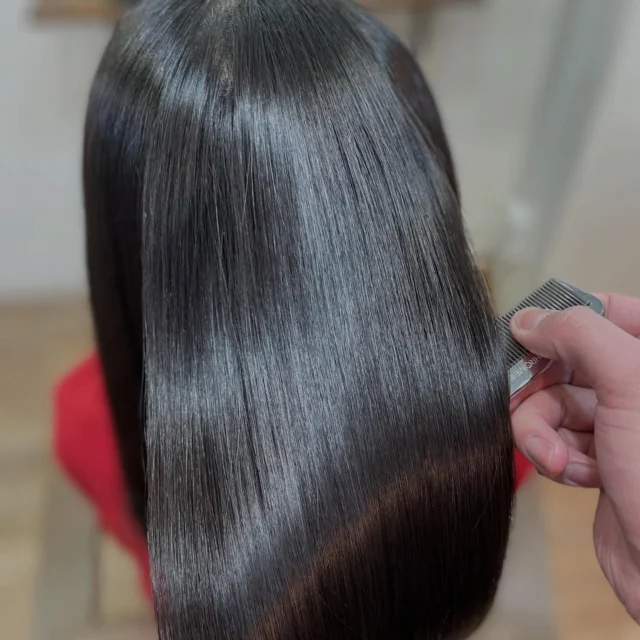 くせ毛、ほわ毛、ダメージ、パサつき…
あなたのお悩みを教えてください。
あなたにのお悩みを解決するためのご提案をさせていただきます。
全てのお客様に綺麗な髪と笑顔をお届けできるように。

《高濃度水素トリートメント×TOKIOトリートメント》

簡単に書くと以下のような効果になります。

・髪のクセが伸びまとまりが良くなる（癖が強い場合は伸びない）
・髪の毛にハリコシが出る(細毛、エイジング毛)
・髪がしなやかになる(太毛、硬毛)
・トップがふんわりする
・ツヤが凄い出る
・熱に強い髪になる(コテやアイロンでダメージしづらい)
・ブリーチ毛でも効果を実感できる　　
・回数を重ねれば重ねるほど、仕上がりと持ちが良くなる

※酸熱トリートメントではありません。
※くせ毛がストレートになるわけではありません。

デメリットがほぼないことが最大のポイントです。

通常のトリートメントよりも持ちがよく
１度の施術で実感しやすく
酸熱トリートメントのように臭わなく
酸熱トリートメントのように失敗するとチリチリになったりもなく
カラーとの相性も良い

デメリットは
・時間が少しかかる
・原価が高い

という点のみです。

やればやるほどきれいな髪の毛になります。

~本気のケアで貴女らしさを~
完全マンツーマン×プライベートサロン Liss 恵比寿
・
・
Liss(リス)は髪を綺麗にしたい女性のためのサロンです。
しっかりと安心してお任せ頂けるよう
マンツーマンでの施術であなたの髪を綺麗に致します。
・
・
Lissはアシスタントは採用せず、スタイリストのみのサロンとなり、担当者が入れ替わることはありません。
・
・
しっかりとお客様一人一人と向き合い、お悩みやご要望を聞かせていただいています。
・
業界最高級の薬剤を使用して、髪へのダメージを大幅に軽減しています。
・
・
ブリーチを使用することは少なく、美髪になるためのサロンとなります。
・
・
ご予約はトップページから可能です。
・
・
【営業時間】
平日・土曜11:00〜21:00
日曜・祝日11:00〜20:00
・
・
【アクセス】
恵比寿駅徒歩3分
HPに画像付きでサロンまでの歩き方があります。

 #縮毛矯正東京 #ロング #ヘアー #縮毛矯正 #トリートメント 水素トリートメント 髪 キューティクル ダメージケア 髪質改善 美髪 美容好きな人と繋がりたい ストレートヘア ストレートパーマ くせ毛 ナチュラルストレート ストレート ヘアトリートメント イルミナ TOKIOトリートメント ダメージレス 髪質変化 アディクシー アディクシーカラー ブリーチなし Liss恵比寿 リス恵比寿 恵比寿美容室 広尾