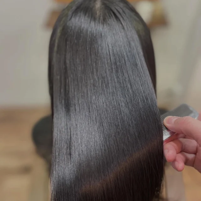 美髪に憧れない方はいませんよね。
髪が綺麗になるだけで圧倒的に女子力は上がります。
若くも見えます。
髪はそれくらい大事なものです。
あなたの大事な髪をぜひLissにお任せください。

《高濃度水素トリートメント×TOKIOトリートメント》

簡単に書くと以下のような効果になります。

・髪のクセが伸びまとまりが良くなる（癖が強い場合は伸びない）
・髪の毛にハリコシが出る(細毛、エイジング毛)
・髪がしなやかになる(太毛、硬毛)
・トップがふんわりする
・ツヤが凄い出る
・熱に強い髪になる(コテやアイロンでダメージしづらい)
・ブリーチ毛でも効果を実感できる　　
・回数を重ねれば重ねるほど、仕上がりと持ちが良くなる

※酸熱トリートメントではありません。
※くせ毛がストレートになるわけではありません。

デメリットがほぼないことが最大のポイントです。

通常のトリートメントよりも持ちがよく
１度の施術で実感しやすく
酸熱トリートメントのように臭わなく
酸熱トリートメントのように失敗するとチリチリになったりもなく
カラーとの相性も良い

デメリットは
・時間が少しかかる
・原価が高い

という点のみです。

やればやるほどきれいな髪の毛になります。

~本気のケアで貴女らしさを~
完全マンツーマン×プライベートサロン Liss 恵比寿
・
・
Liss(リス)は髪を綺麗にしたい女性のためのサロンです。
しっかりと安心してお任せ頂けるよう
マンツーマンでの施術であなたの髪を綺麗に致します。
・
・
Lissはアシスタントは採用せず、スタイリストのみのサロンとなり、担当者が入れ替わることはありません。
・
・
しっかりとお客様一人一人と向き合い、お悩みやご要望を聞かせていただいています。
・
業界最高級の薬剤を使用して、髪へのダメージを大幅に軽減しています。
・
・
ブリーチを使用することは少なく、美髪になるためのサロンとなります。
・
・
ご予約はトップページから可能です。
・
・
【営業時間】
平日・土曜11:00〜21:00
日曜・祝日11:00〜20:00
・
・
【アクセス】
恵比寿駅徒歩3分
HPに画像付きでサロンまでの歩き方があります。

 #縮毛矯正東京 #ロング #ヘアー #縮毛矯正 #トリートメント 水素トリートメント 髪 キューティクル ダメージケア 髪質改善 美髪 美容好きな人と繋がりたい ストレートヘア ストレートパーマ くせ毛 ナチュラルストレート ストレート ヘアトリートメント イルミナ TOKIOトリートメント ダメージレス 髪質変化 アディクシー アディクシーカラー ブリーチなし Liss恵比寿 リス恵比寿 恵比寿美容室 広尾