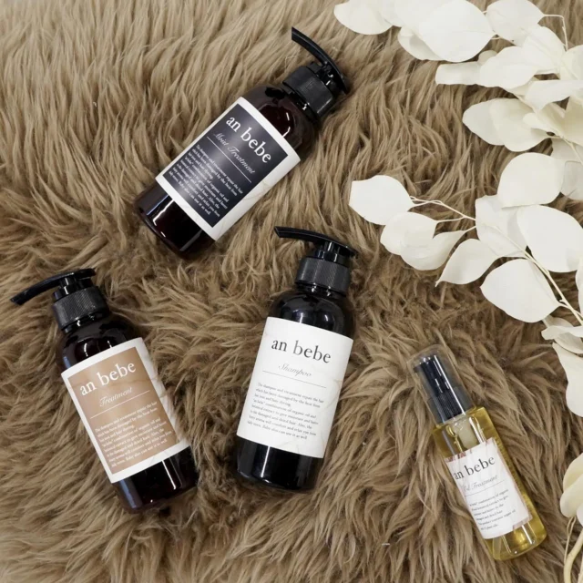 驚きは 数日後にやってくる
ㅤㅤㅤㅤㅤㅤㅤㅤㅤㅤㅤㅤㅤ
@anbebe.tokyo

「お客様の髪を綺麗にしたい」
 
“anbebe”は
そんなヘアサロンの強い想いから
生まれたブランドです。
 
毎日、髪とかかわる私たちだからこそ
知っていることがあります。
 
それは 
毎日のヘアケアを司る
シャンプーとトリートメントを変えるだけで
髪は確実に美しくなること。
 
美容師としての知識と経験で
成分を厳選し
洗浄力・使用感・実感のすべてにおいて　
理想を追求した
ヘアケアシリーズが誕生。
 
さらに
香りにこだわり
心をときほぐすような
バスタイムをお届けします。
 
全てのお客様に「美しい髪」を
anbebeと共に
ㅤㅤㅤㅤㅤㅤㅤㅤㅤㅤㅤㅤㅤ

《シャンプー》
一瞬で心を奪われる、未体験の使いココチ。
泡立ちがよく、きしみを知らずの、みずみずしい仕上がりが秀逸。
使えば使うほど、髪が喜ぶ、自分史上最高の頼れるシャンプー。

《トリートメント》
キレイになれる、期待感を与えてくれるトリートメント。
なじみがよく、髪本来の美しさが蘇ります。
翌朝は、艶とまとまりが格段にアップ！

《モイストトリートメント》
厳選された天然由来成分のパワーをダイレクトに感じる逸品。
心に溶け込むような香りが上品な余韻を残します。
熱を味方につけ、揺らいだ髪に自信を！

《洗い流さないオイルトリートメント》
15種類の天然パワーが凝縮した一滴。
みずみずしく溶け込み、美しい質感を演出します。
艶もハリも手に入る、隙のないオイルトリートメント。