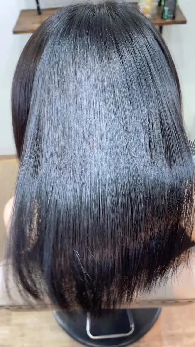 髪を大事にしている方におすすめのサロン。
過度なダメージを嫌い、出来る限りダメージ少なくご希望に合うように提案させていただきます。
メリット、デメリットがありますので、カウンセリングでしっかりとお伝えさせて頂きます。

《高濃度水素トリートメント×TOKIOトリートメント》

簡単に書くと以下のような効果になります。

・髪のクセが伸びまとまりが良くなる（癖が強い場合は伸びない）
・髪の毛にハリコシが出る(細毛、エイジング毛)
・髪がしなやかになる(太毛、硬毛)
・トップがふんわりする
・ツヤが凄い出る
・熱に強い髪になる(コテやアイロンでダメージしづらい)
・ブリーチ毛でも効果を実感できる　　
・回数を重ねれば重ねるほど、仕上がりと持ちが良くなる

※酸熱トリートメントではありません。
※くせ毛がストレートになるわけではありません。

デメリットがほぼないことが最大のポイントです。

通常のトリートメントよりも持ちがよく
１度の施術で実感しやすく
酸熱トリートメントのように臭わなく
酸熱トリートメントのように失敗するとチリチリになったりもなく
カラーとの相性も良い

デメリットは
・時間が少しかかる
・原価が高い

という点のみです。

やればやるほどきれいな髪の毛になります。

~本気のケアで貴女らしさを~
完全マンツーマン×プライベートサロン Liss 恵比寿
・
・
Liss(リス)は髪を綺麗にしたい女性のためのサロンです。
しっかりと安心してお任せ頂けるよう
マンツーマンでの施術であなたの髪を綺麗に致します。
・
・
Lissはアシスタントは採用せず、スタイリストのみのサロンとなり、担当者が入れ替わることはありません。
・
・
しっかりとお客様一人一人と向き合い、お悩みやご要望を聞かせていただいています。
・
業界最高級の薬剤を使用して